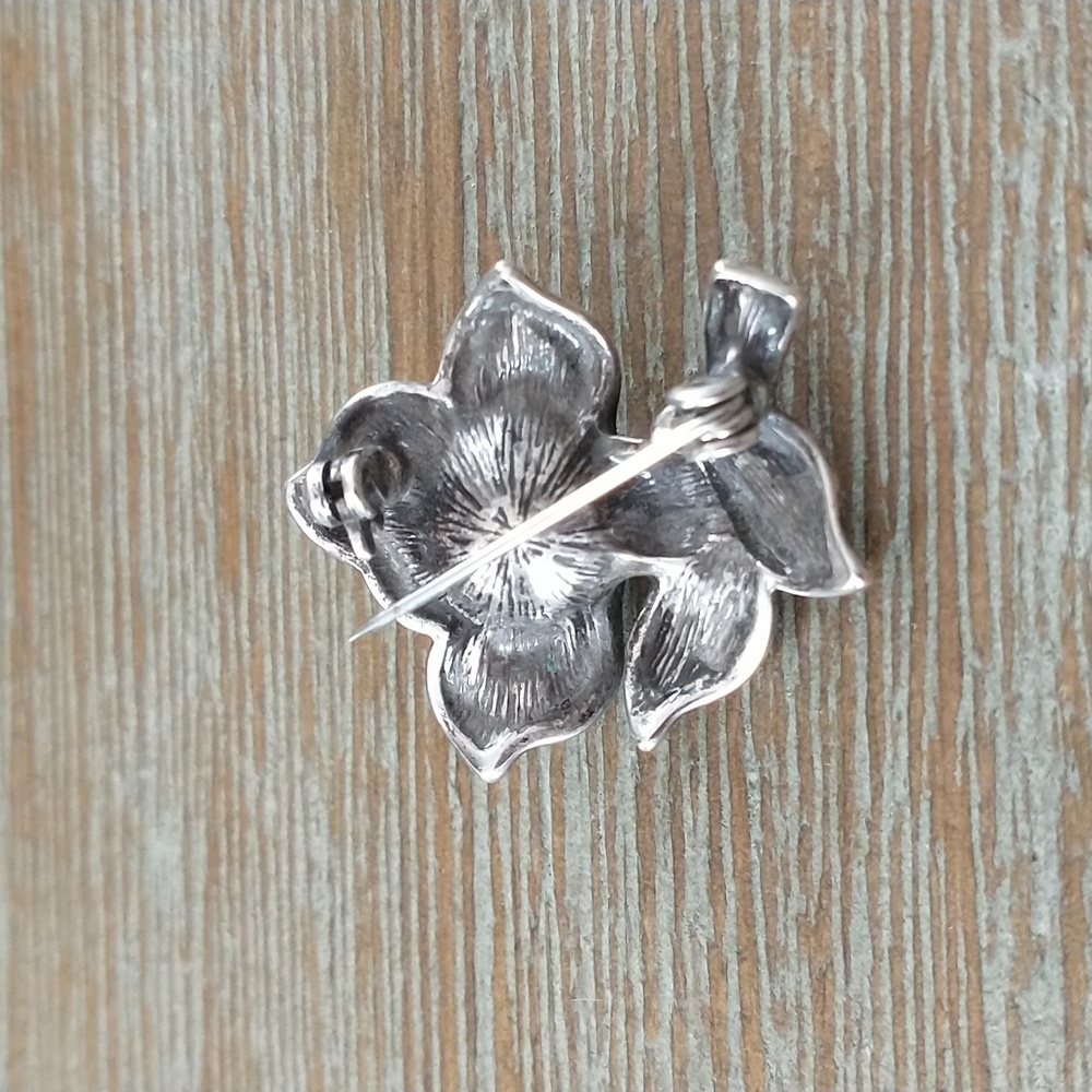 Beautiful Silvertone and Pearl Brooch - Picture 2 of 4